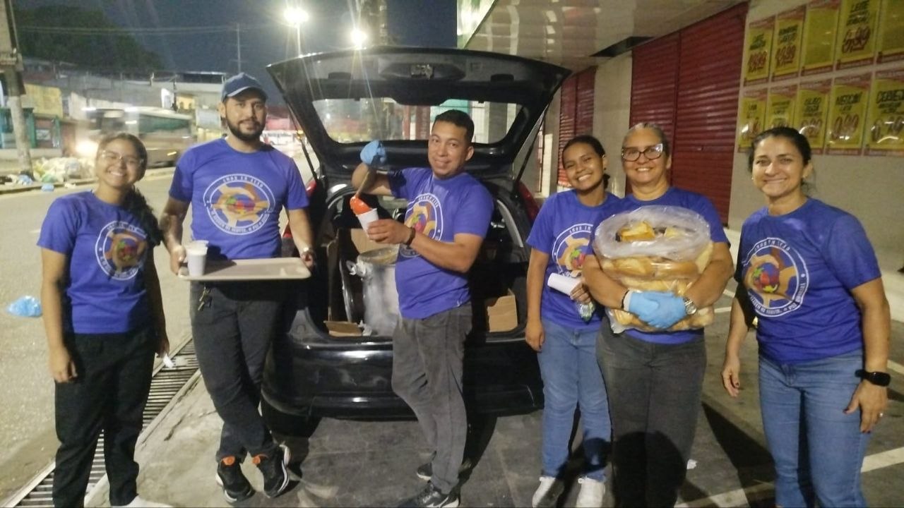Voluntários preparando a entrega de sopa durante ação noturna em Manaus