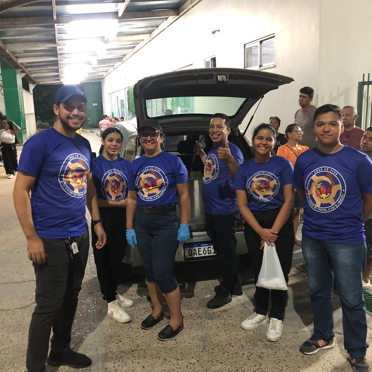 Equipe de voluntários da Associação Amor em Ação Efatá reunida para uma ação social