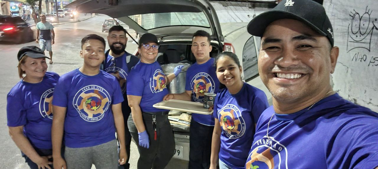 Equipe de voluntários reunida antes de uma ação social