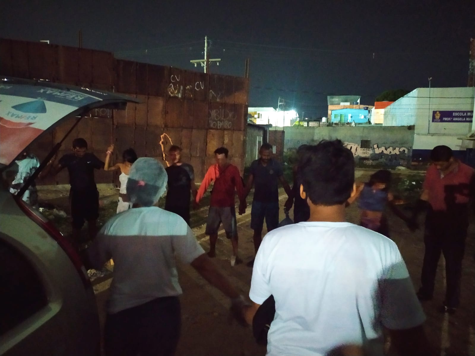 Momento de oração e acolhimento durante ação nas ruas